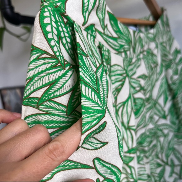 NWT ZARA Green Leaf Print Linen Blend Pleated Flowy High Rise Shorts Large - Picture 3 of 8